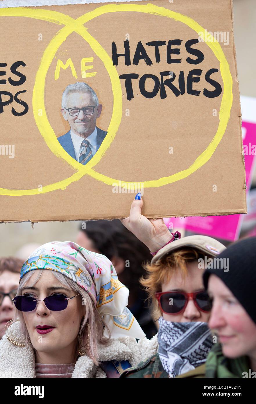 Menschen versammeln sich während einer Demonstration gegen Rassismus vor dem BBC Broadcasting House in London. Stockfoto