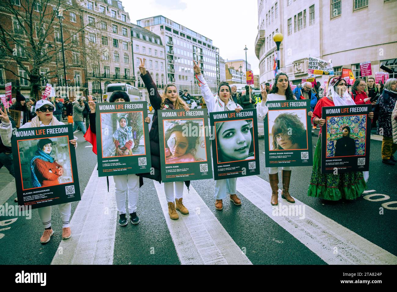 Menschen versammeln sich während einer Demonstration gegen Rassismus vor dem BBC Broadcasting House in London. Stockfoto