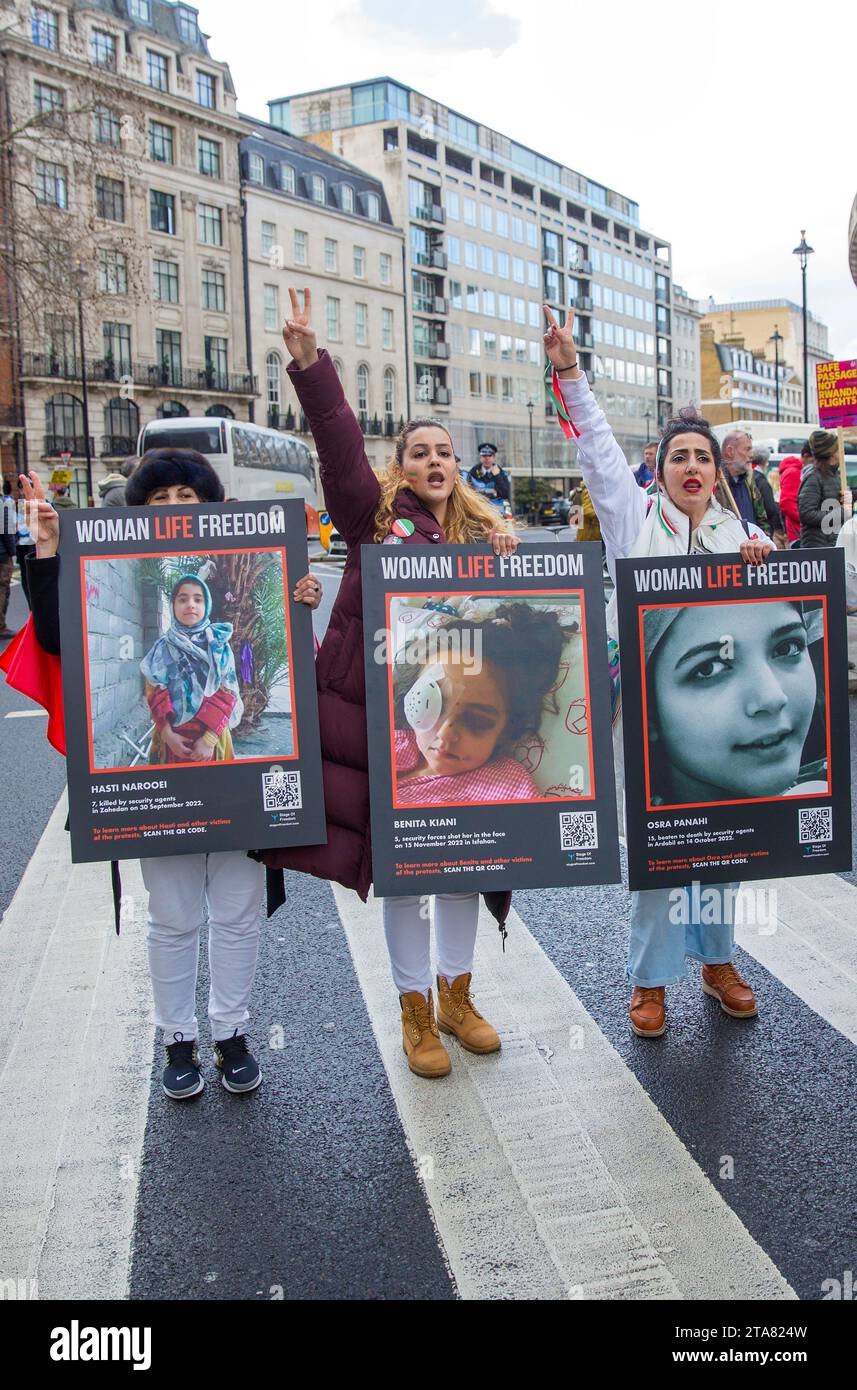 Menschen versammeln sich während einer Demonstration gegen Rassismus vor dem BBC Broadcasting House in London. Stockfoto