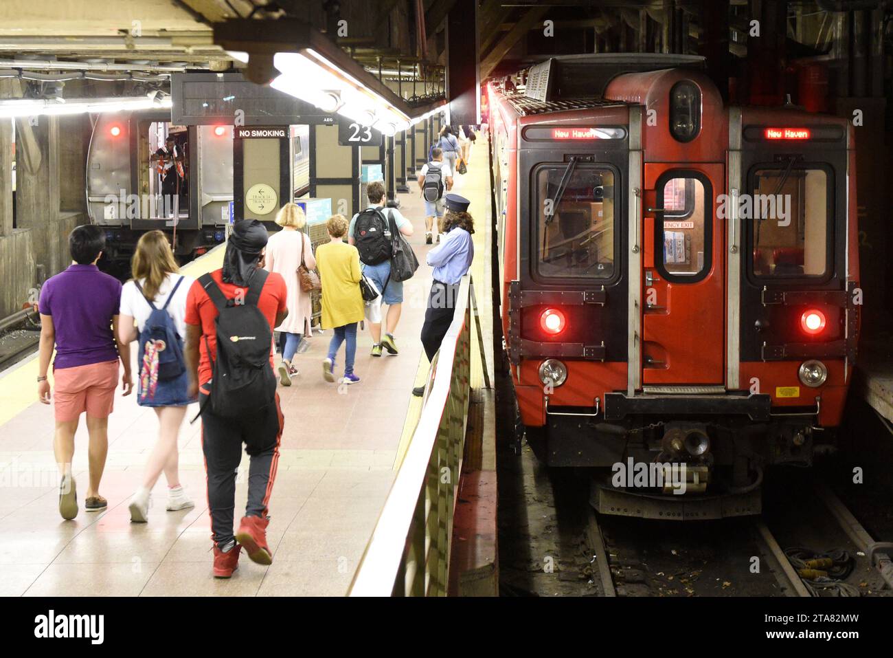 New York, USA - 26. Mai 2018: Menschen in der Nähe des Zuges im Grand Central Terminal, New York. Stockfoto