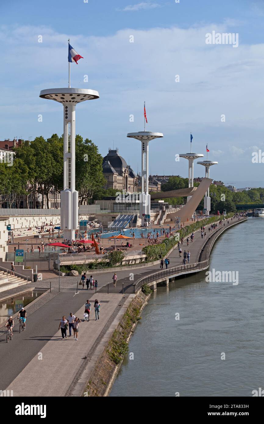 Lyon, Frankreich - 10. Juni 2018: Centre Nautique Tony Bertrand am Fluss. Stockfoto