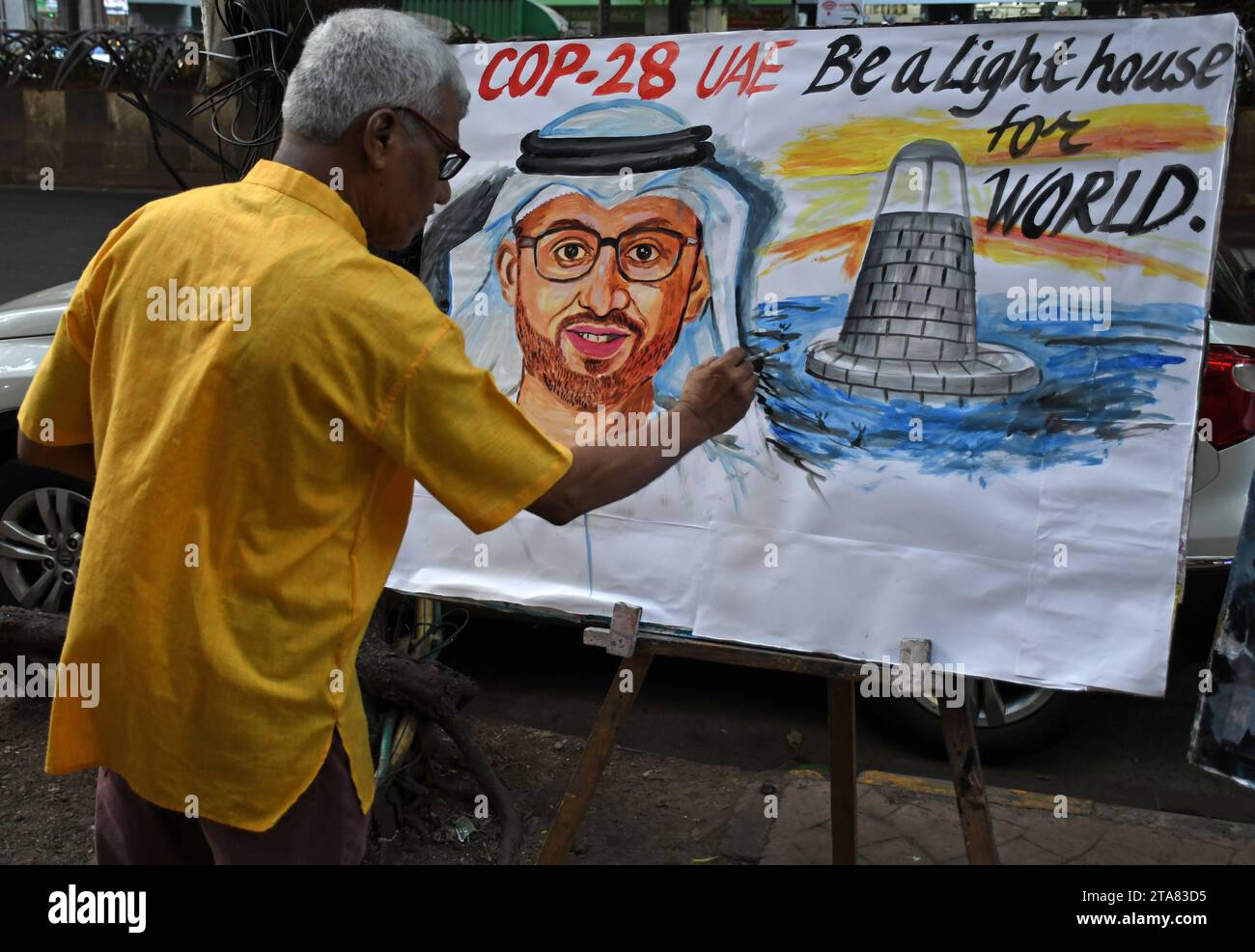 Mumbai, Maharashtra, Indien. November 2023. Ein Lehrer der Kunstschule Gurukul sah Malerei während der Begrüßung der Konferenz der Parteien der UNFCCC (COP 28) in Mumbai. Die Konferenz der Vertragsparteien des UNFCCC (COP 28) findet vom 30. November bis 12. Dezember 2023 in der Expo City Dubai in den Vereinigten Arabischen Emiraten (VAE) statt, um die globale Herausforderung des Klimawandels anzugehen. (Credit Image: © Ashish Vaishnav/SOPA Images via ZUMA Press Wire) NUR REDAKTIONELLE VERWENDUNG! Nicht für kommerzielle ZWECKE! Stockfoto