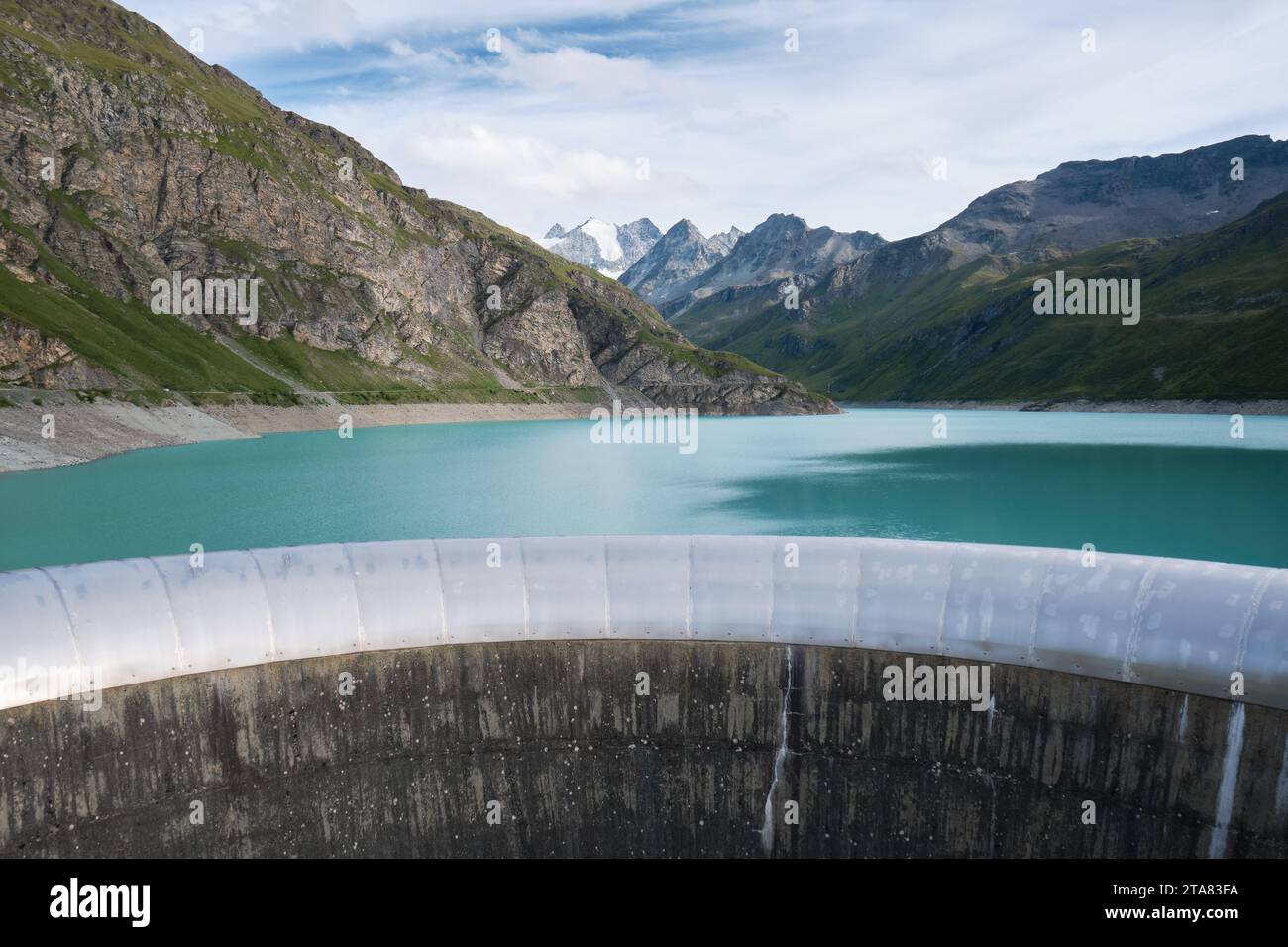 Überflutung des Moiry-Staudamms und türkisfarbenes Wasser des Lac de Moiry, am Anfang des Grimentz-Tals, mit schneebedeckten Bergen und dem Moiry-Glaci Stockfoto