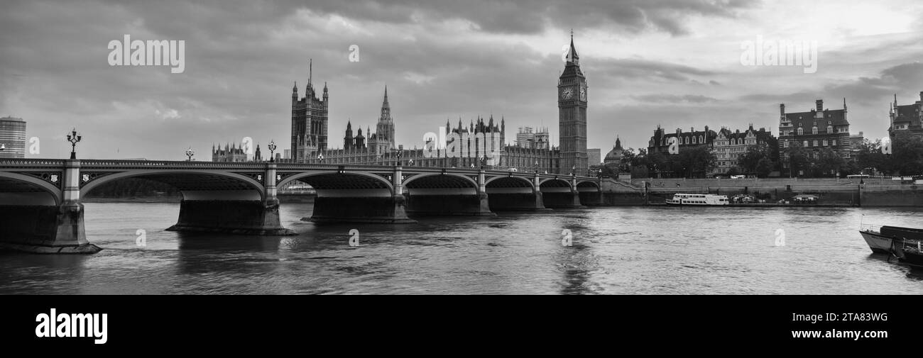Ansicht der Brücke über den Fluss, London, England, Vereinigtes Königreich Stockfoto
