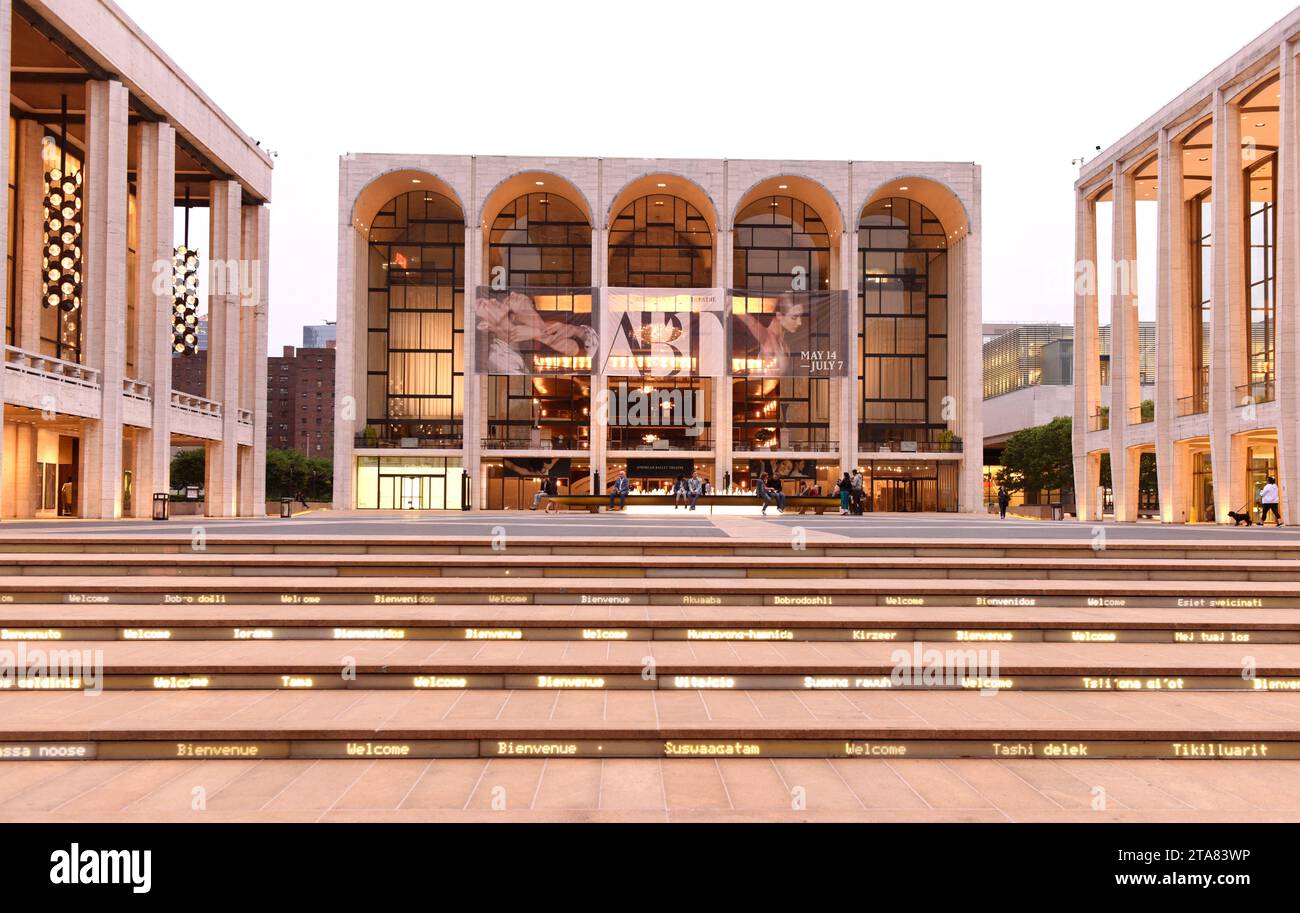 New York, USA - 29. Mai 2018: Menschen im Lincoln Center Plaza am Lincoln Center for the Performing Arts. Stockfoto