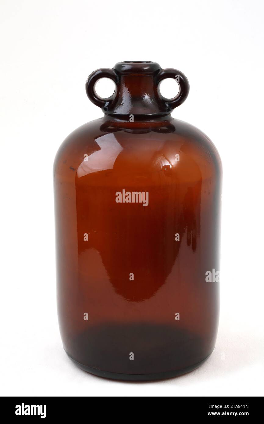 Ein großer brauner Glas-Demijohn, der zur Gärung von Getränken verwendet wird Stockfoto