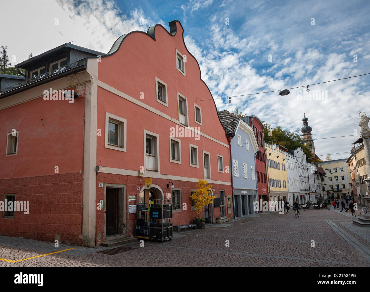 Farbenfrohe antike Häuser in der Altstadt von Bruneck, Italien Stockfoto