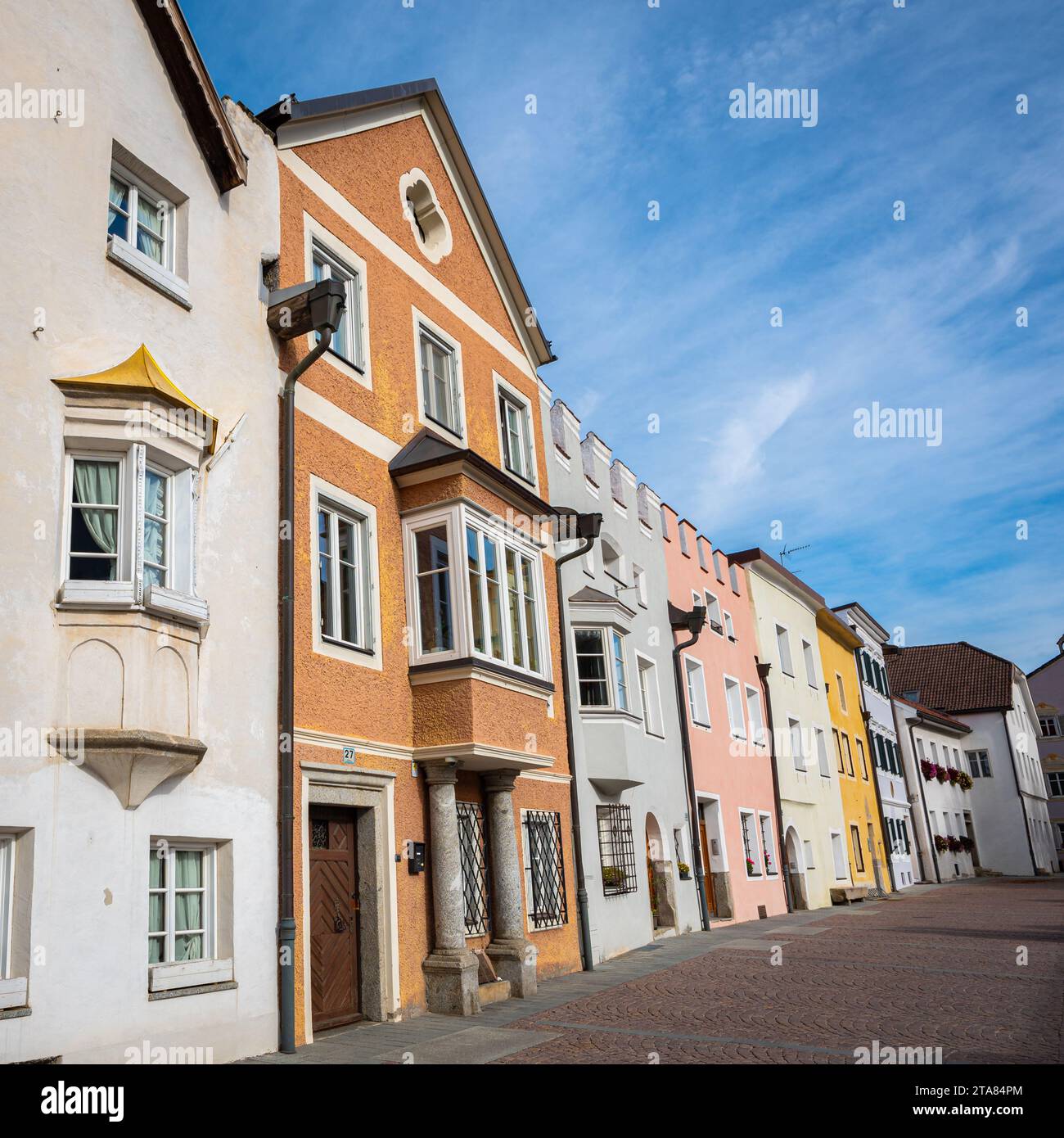 Alte farbenfrohe Häuser in der historischen Stadt Bruneck, Italien Stockfoto