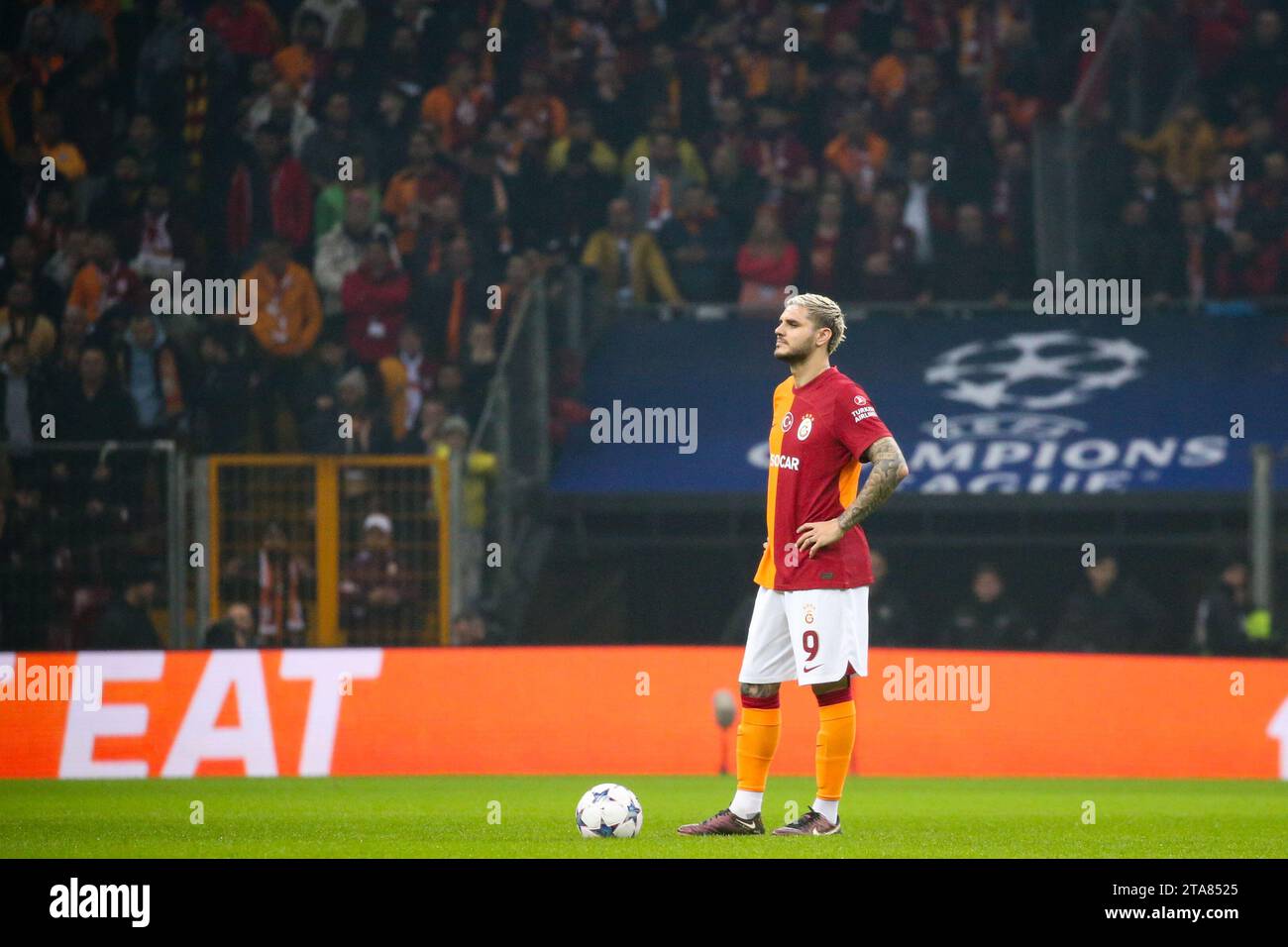 Istanbul, Türkei. November 2023. ISTANBUL, TÜRKEI - 29. NOVEMBER: Mauro Icardi von Galatasaray AS sieht niedergeschlagen aus, nachdem er das erste Tor des Teams beim Spiel der Gruppe A - UEFA Champions League 2023/24 zwischen Galatasaray A.S. und Manchester United in der Ali Sami Yen Arena am 29. November 2023 in Istanbul, Türkei, gekonnt hatte. (Quelle: BSR Agency/Alamy Live News Stockfoto