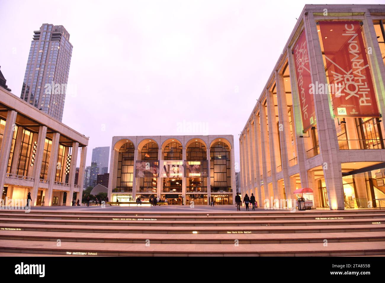 New York, USA - 29. Mai 2018: Menschen im Lincoln Center Plaza am Lincoln Center for the Performing Arts. Stockfoto