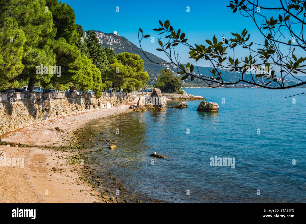 Felsige Klippe und Schutzgebiet in der Bucht von Grignano in der Nähe von Schloss Miramare Triest - Italien. Stockfoto