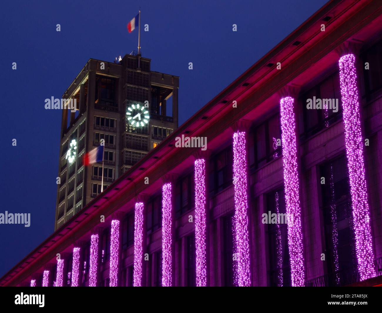 Rathaus mit Weihnachtsbeleuchtung, Le Havre, Normandie, Frankreich Stockfoto