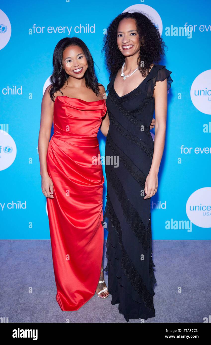 28. November 2023, New York, New York, USA: Brittany Taylor und Julie Allen nehmen an der UNICEF USA-Gala 2023 in der Cipriani Wall Street in New York Teil. (Credit Image: © Photo Image Press via ZUMA Press Wire) NUR REDAKTIONELLE VERWENDUNG! Nicht für kommerzielle ZWECKE! Stockfoto