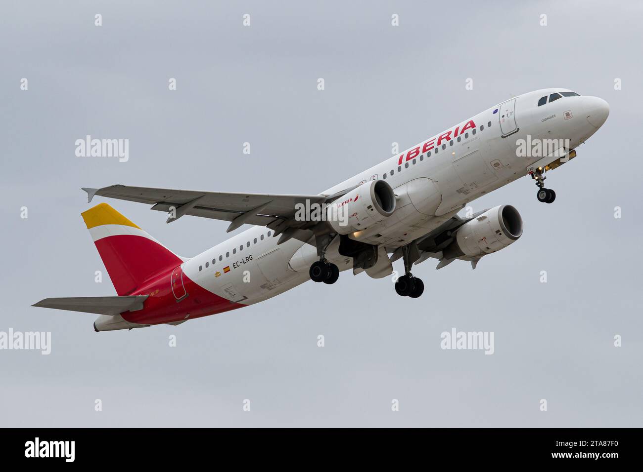 Der Iberia Airbus A320 wird vom Flughafen Prag abgesprengt Stockfoto
