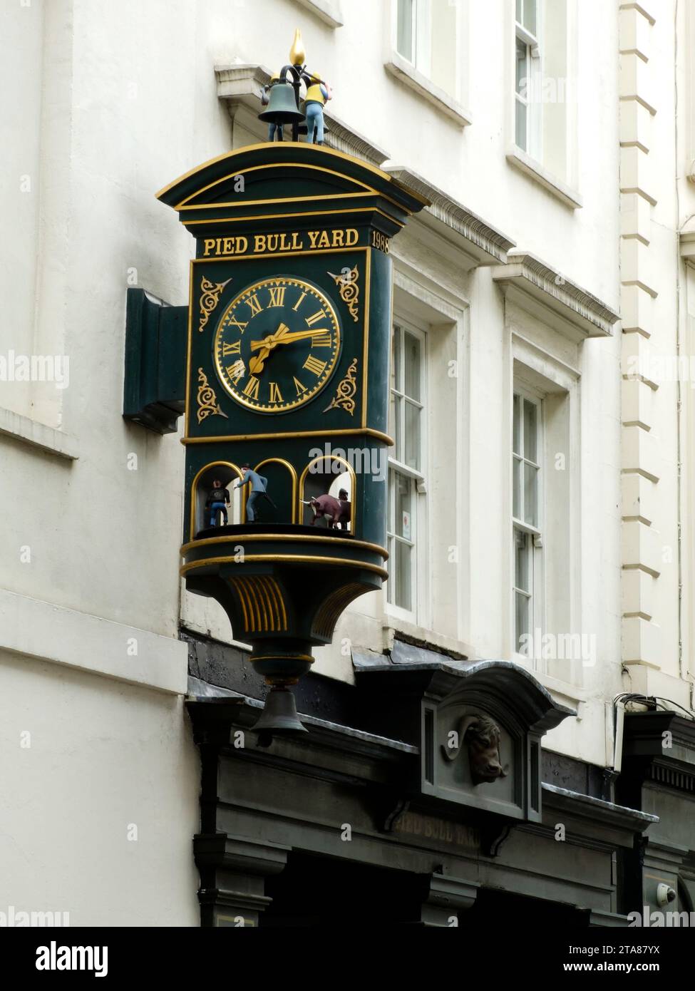 Uhr im Pied Bull Yard, Bloomsbury, London, England Stockfoto