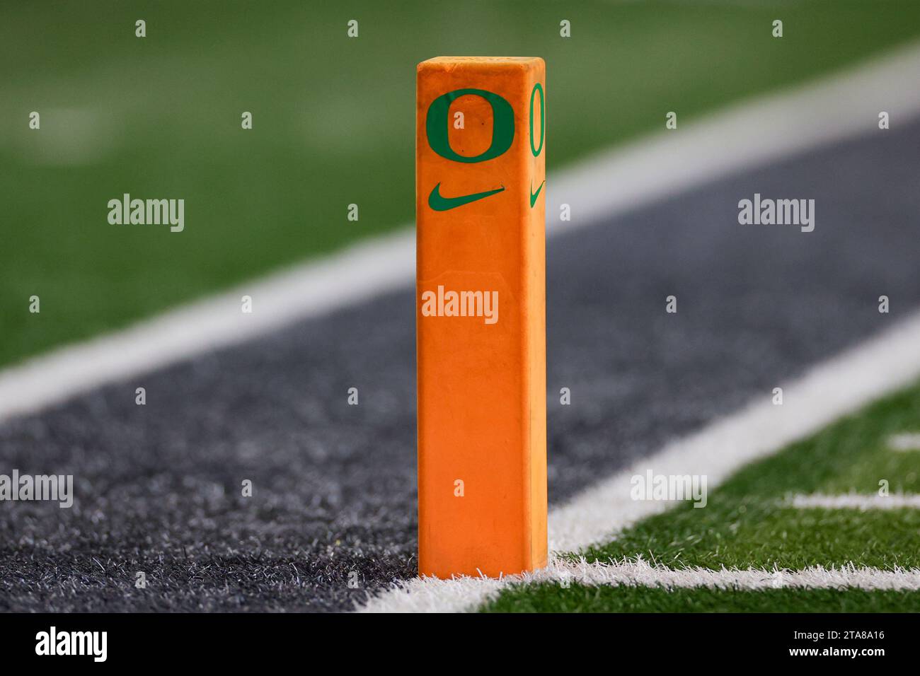 Detailansicht eines Oregon Ducks Pylon während eines College Football-Spiels gegen die Oregon State Beavers am Freitag, den 24. November 2023, in Aut Stockfoto