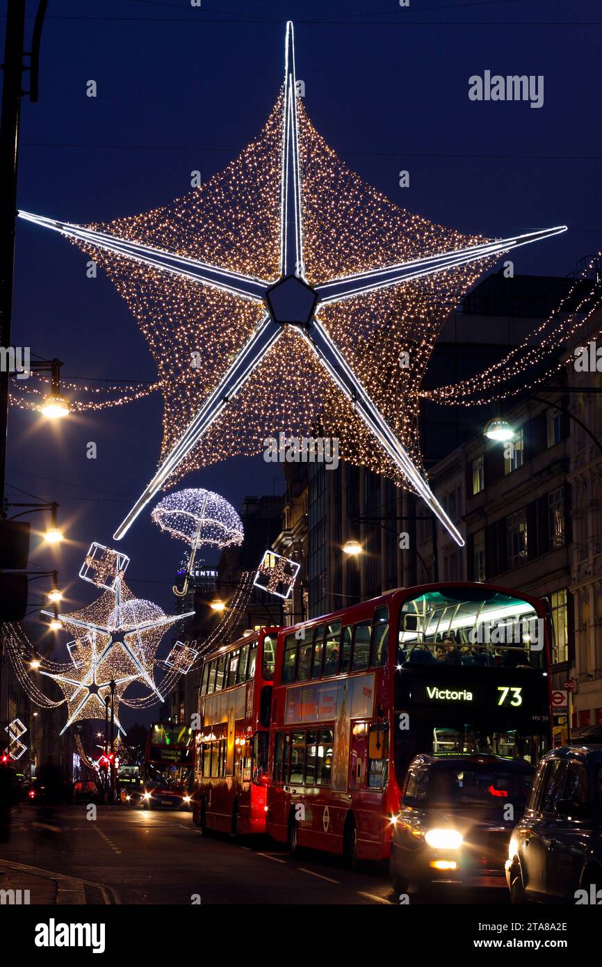 Weihnachtsbeleuchtung über der Oxford Street, London, England Stockfoto