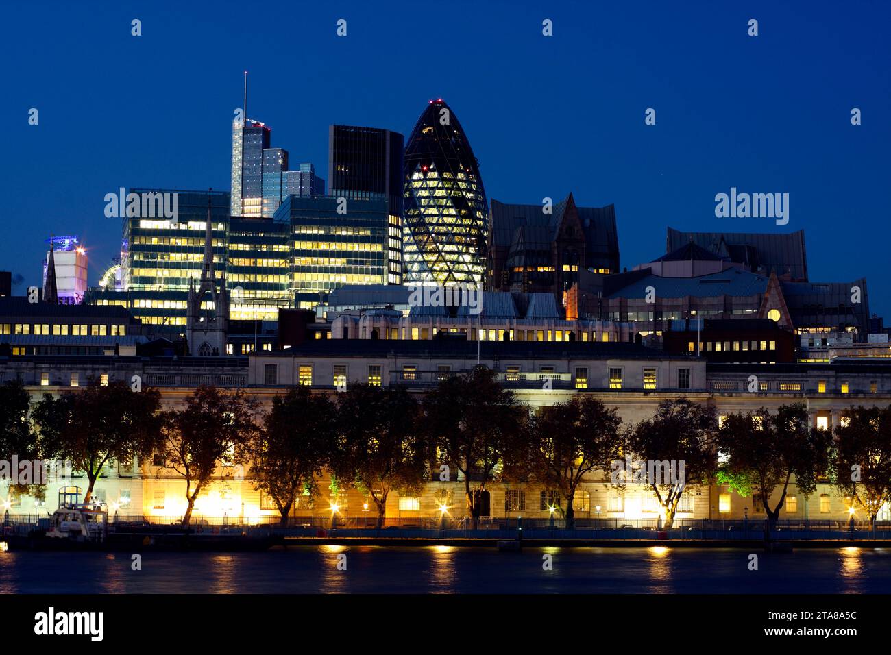 Gherkin bei Nacht, London, England Stockfoto