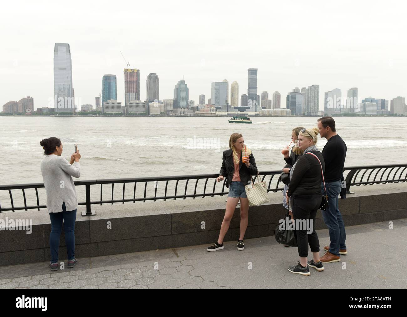 New York, USA - 28. Mai 2018: Menschen im Battery Park in Manhattan und Jersey City im Hintergrund. Stockfoto