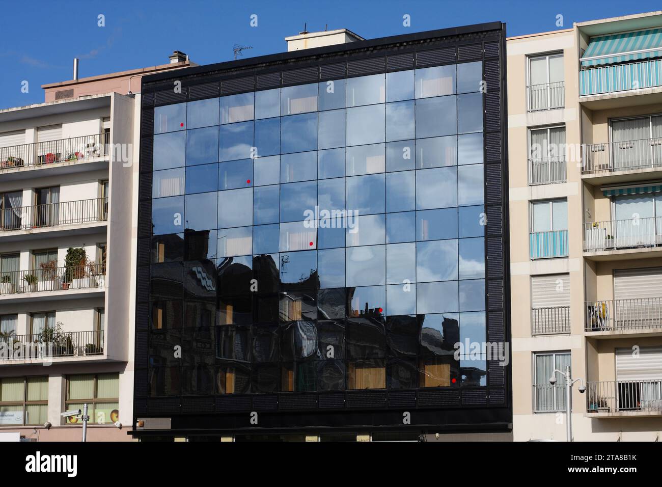 Gebäude mit Solarpaneelen, Le Havre, Normandie, Frankreich Stockfoto