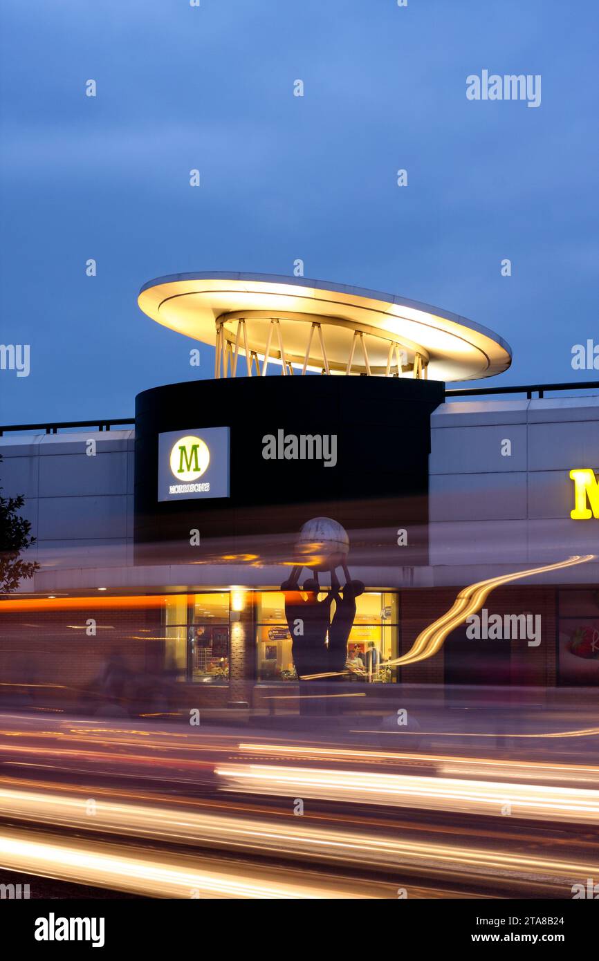 Morrisons in der Abenddämmerung, Stratford, London, England Stockfoto