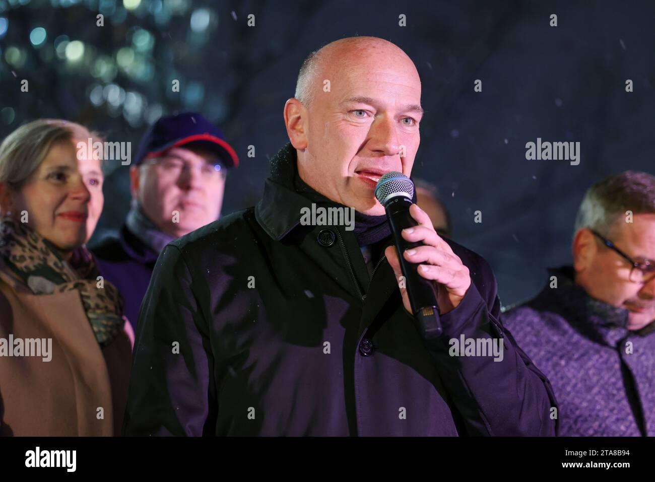 Berlin, Deutschland. November 2023. Kai Wegner (CDU), Regierender Bürgermeister von Berlin, spricht beim Start der Weihnachtsbeleuchtung am Ku'Damm an der Ecke Grünfeld (früher Joachimsthaler Platz) und Kurfürstendamm. Quelle: Gerald Matzka/dpa/Alamy Live News Stockfoto