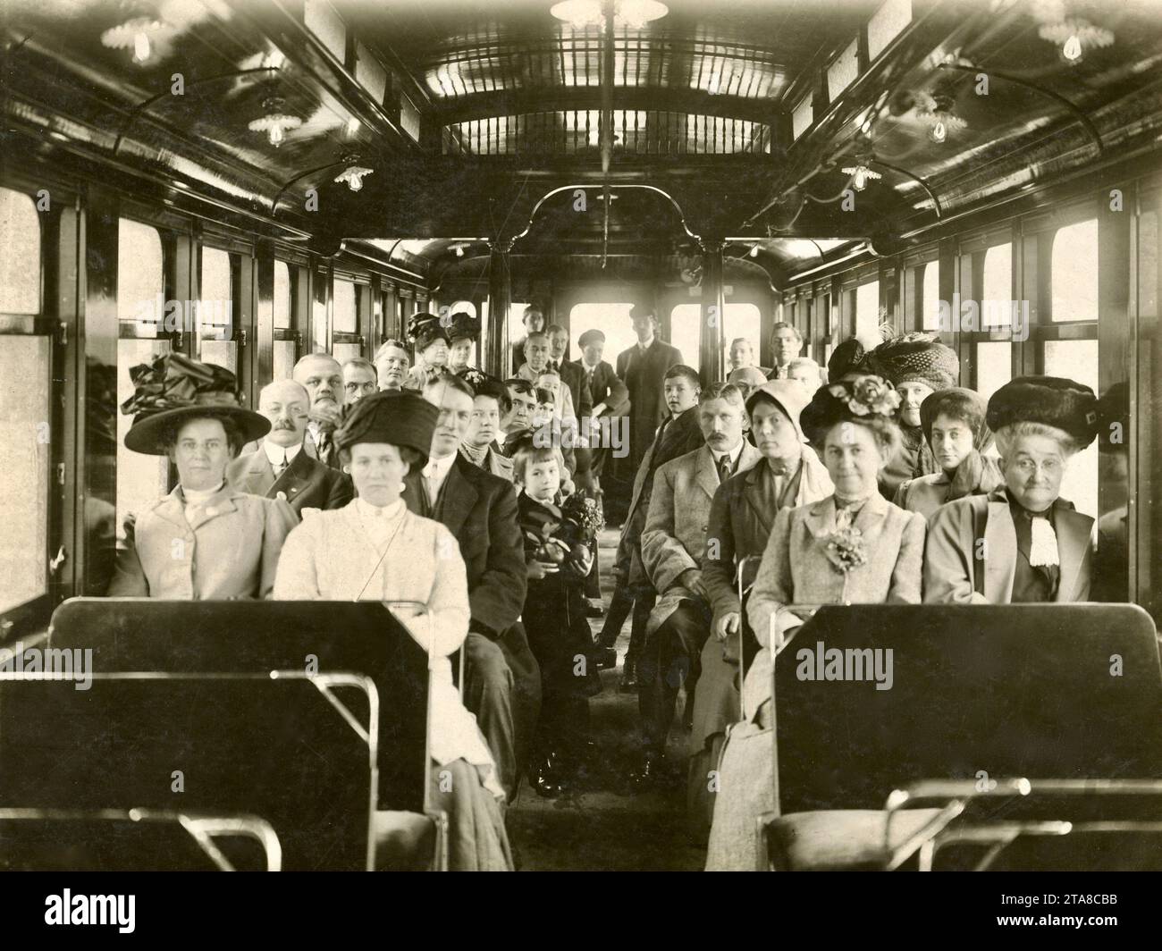 People 1900, Transportation 1900, Pendler, Trolley oder Train Car Interior Stockfoto