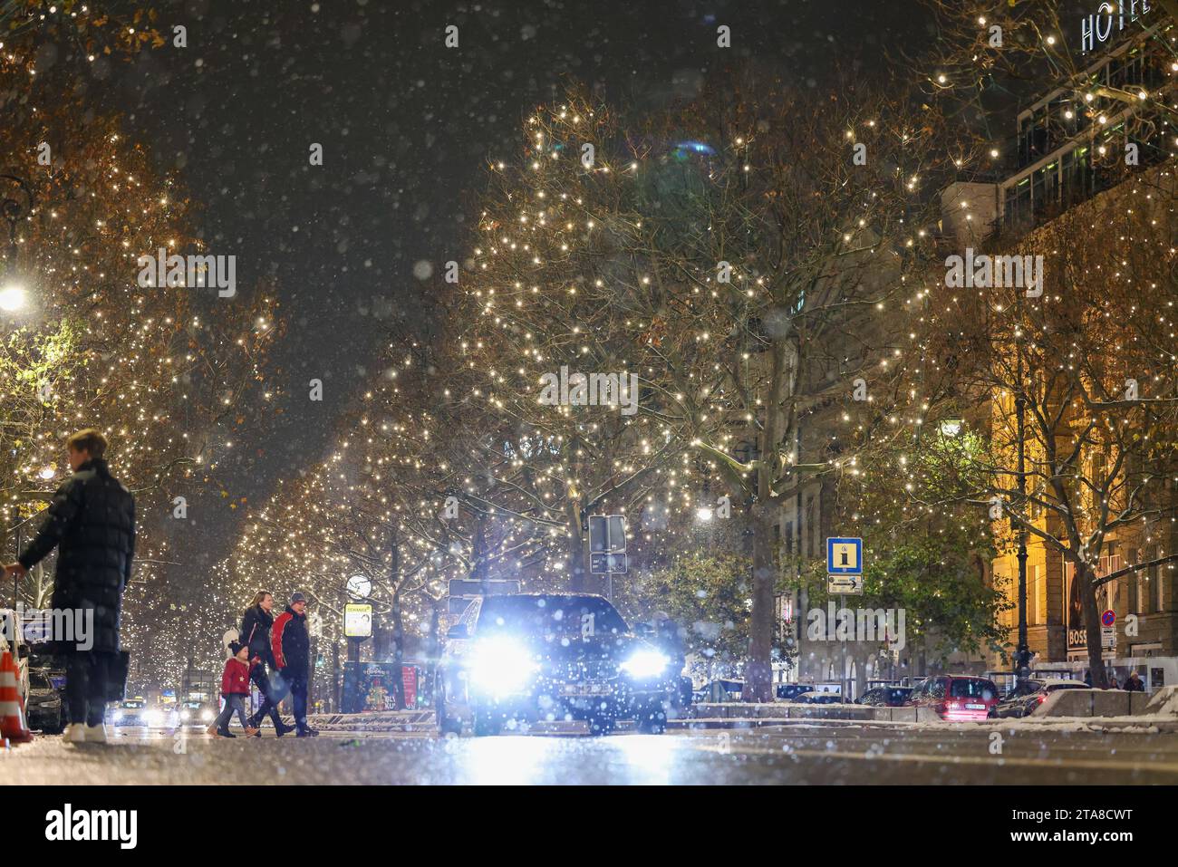 Berlin, Deutschland. November 2023. Beginn der Weihnachtsbeleuchtung am Ku'Damm an der Ecke Grünfeld (früher Joachimsthaler Platz) und Kurfürstendamm. Aufgrund fehlender Mittel ist es weniger opulent als in anderen Jahren. Quelle: Gerald Matzka/dpa/Alamy Live News Stockfoto