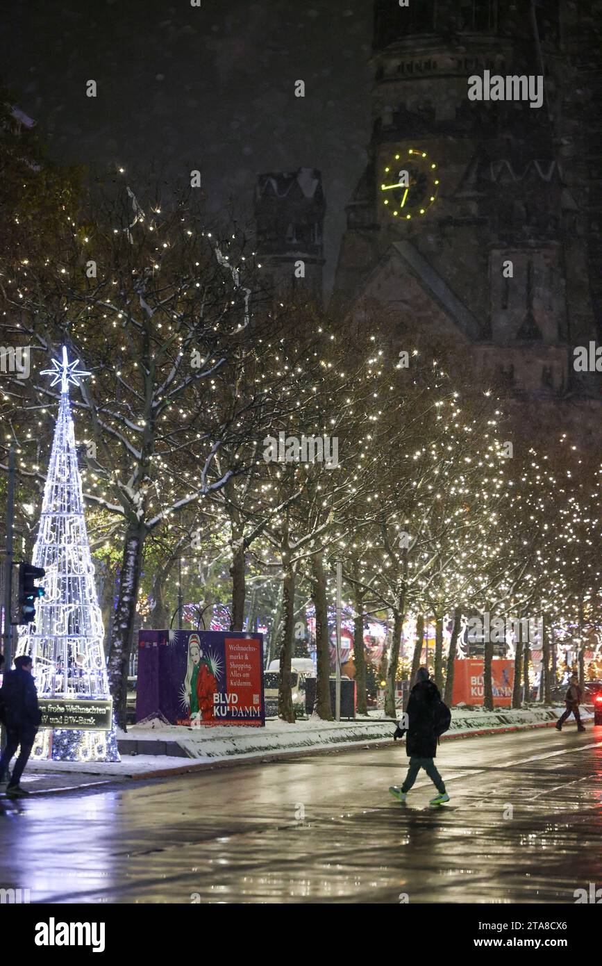 Berlin, Deutschland. November 2023. Beginn der Weihnachtsbeleuchtung am Ku'Damm an der Ecke Grünfeld (früher Joachimsthaler Platz) und Kurfürstendamm. Aufgrund fehlender Mittel ist es weniger opulent als in anderen Jahren. Quelle: Gerald Matzka/dpa/Alamy Live News Stockfoto