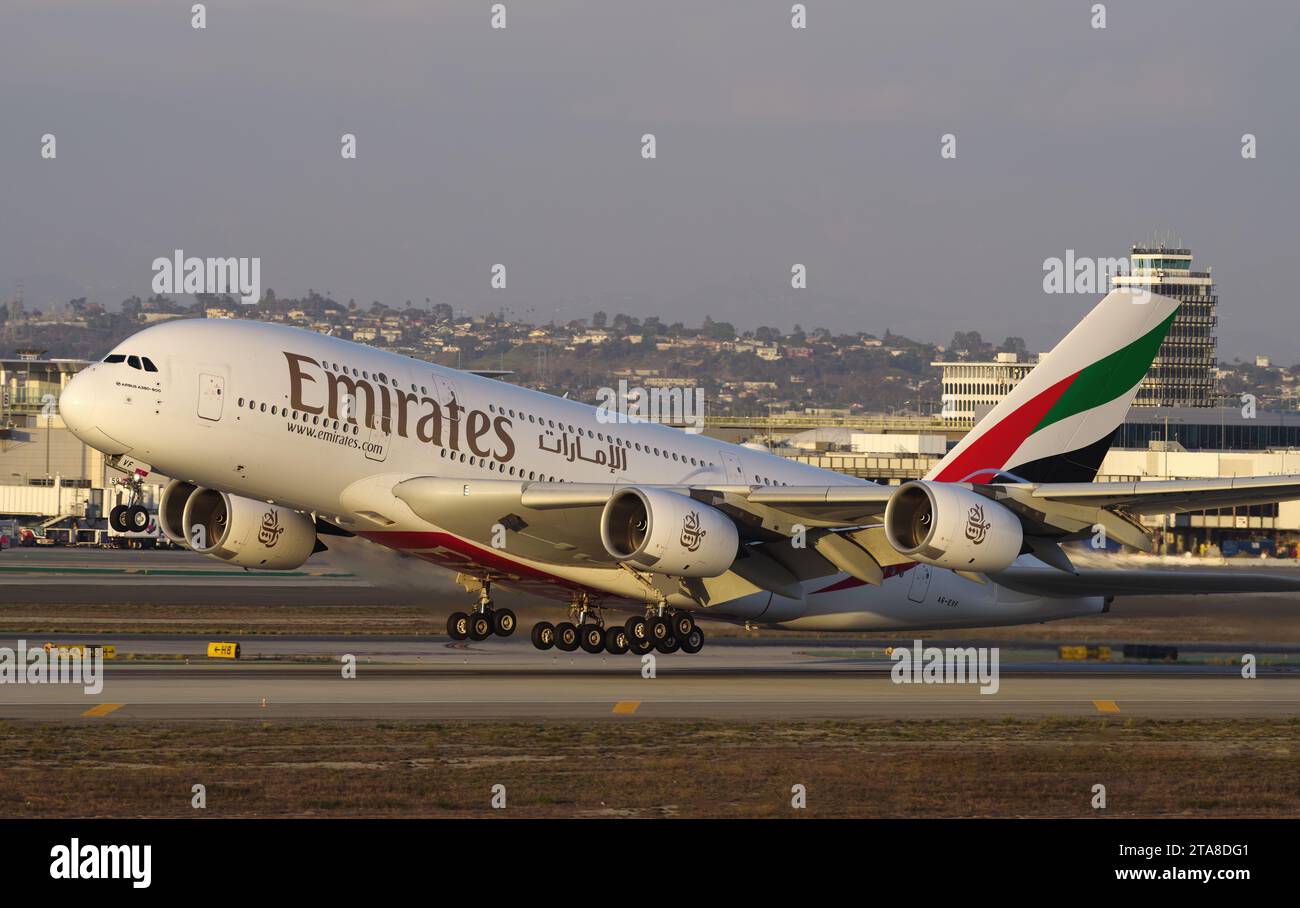 Der Airbus A380 von Emirates Airlines mit der Registrierung A6-EVF startet am LAX, Los Angeles International Airport. Stockfoto