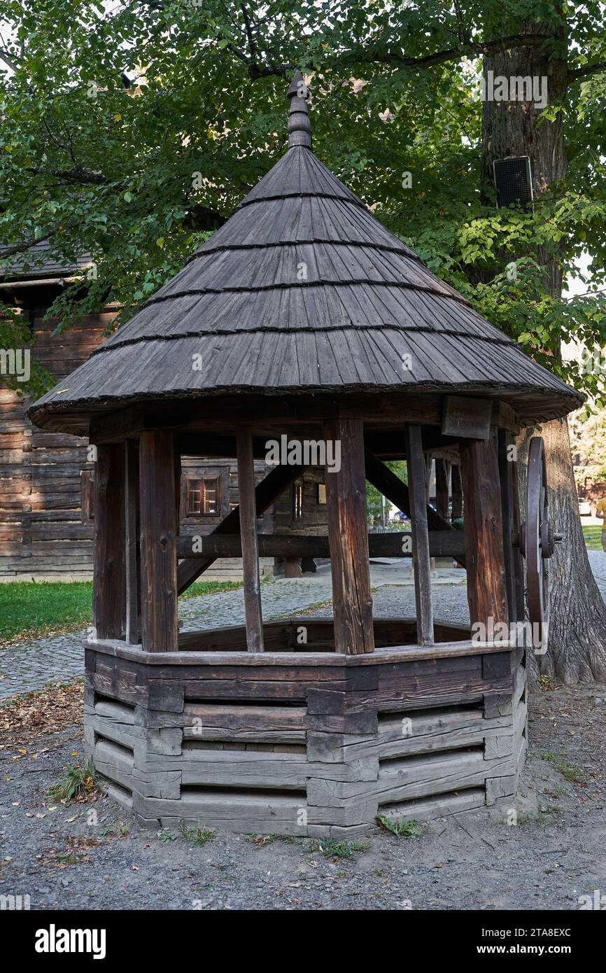 Roznov Pod Radhostem, Tschechien - 28. September 2023 - alte Holzhäuser im Freilichtmuseum an einem sonnigen Herbsttag Stockfoto