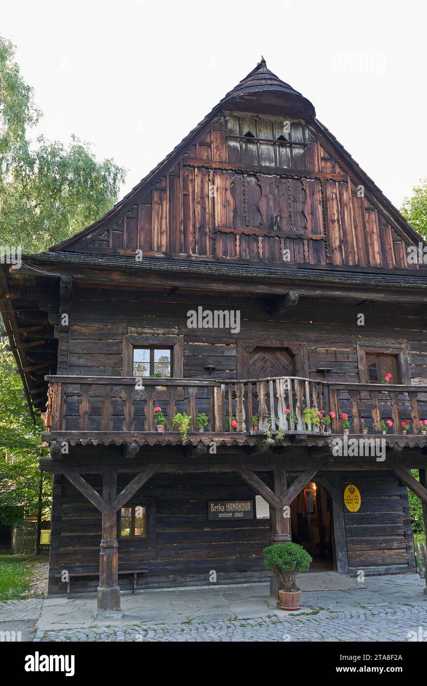 Roznov Pod Radhostem, Tschechien - 28. September 2023 - alte Holzhäuser im Freilichtmuseum an einem sonnigen Herbsttag Stockfoto