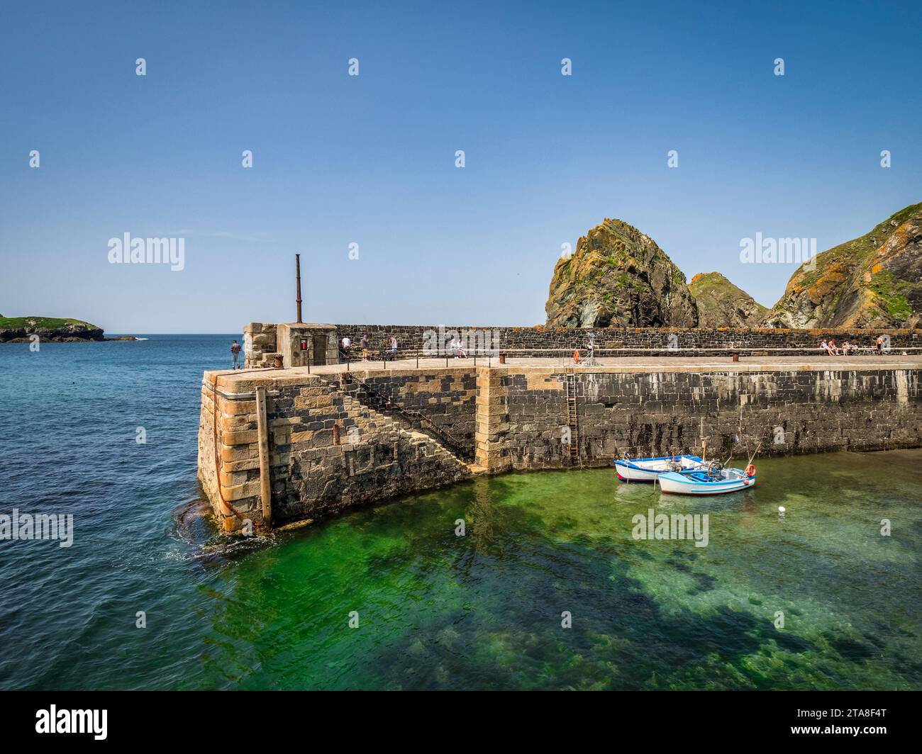 22. Mai 2023: Mullion Cove, Cornwall, Vereinigtes Königreich – der Hafen von Mullion Cove, einem kleinen Fischerhafen auf der zerklüfteten Lizard Peninsula. Stockfoto