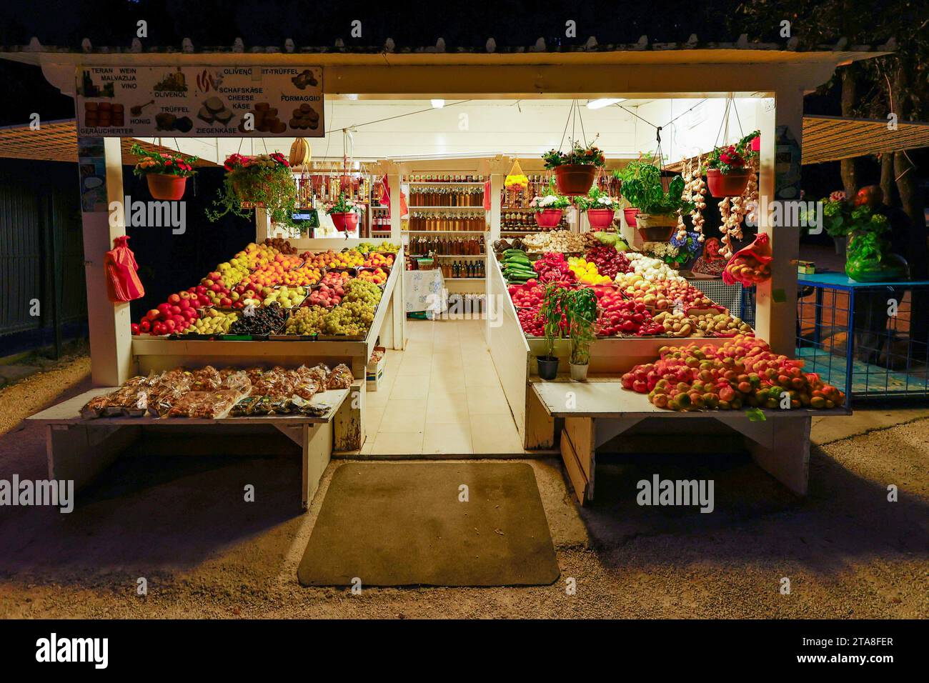 Obst- und Gemüsestand in der Nacht in Vrsar, (Orsera), Istrien, Kroatien, Europa. Stockfoto