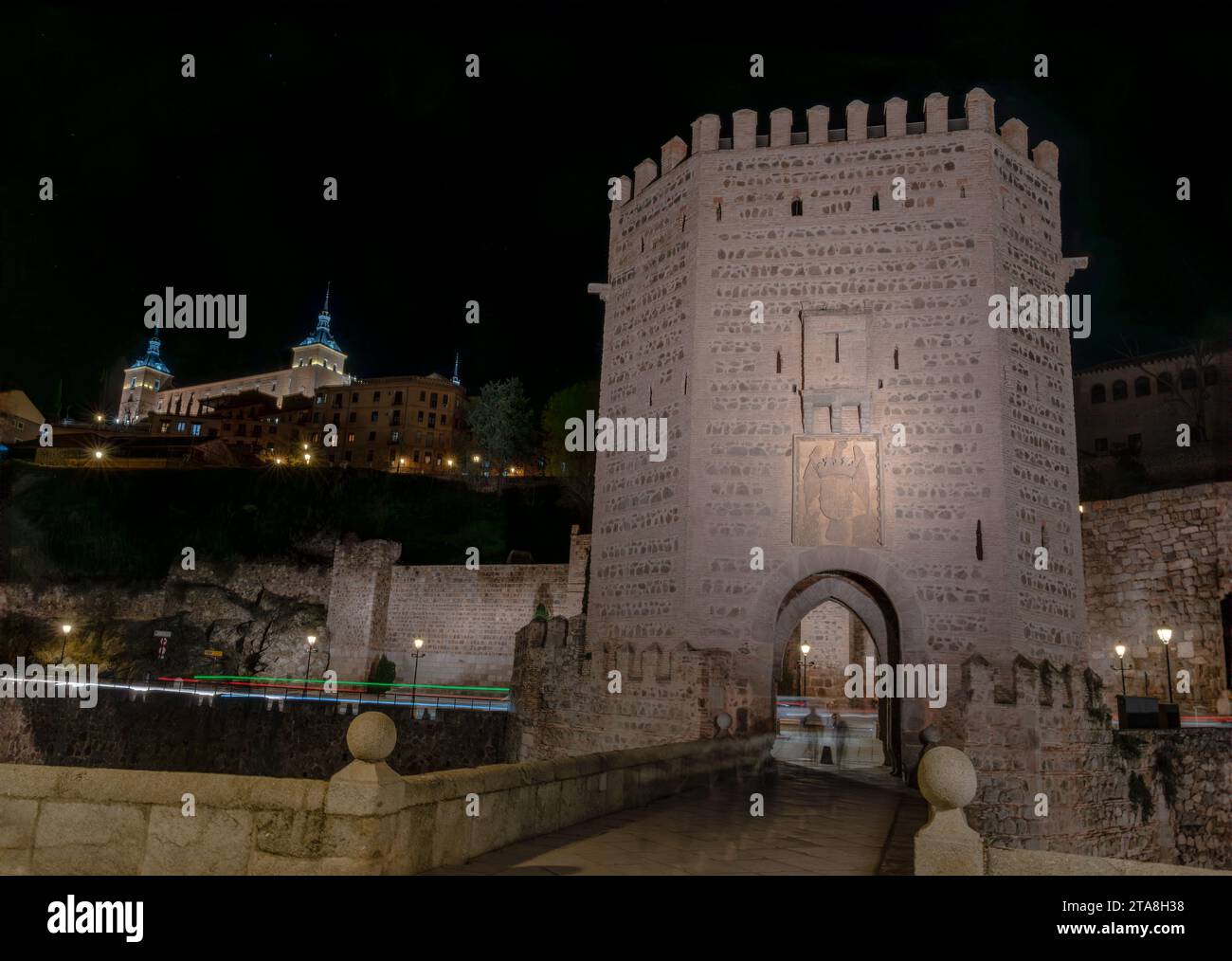 Westlicher Turm der Alcántara-Brücke, ein historisches Gebäude in der Stadt Toledo, Spanien, der über den Fluss Tejo mit der Real Al ragt Stockfoto