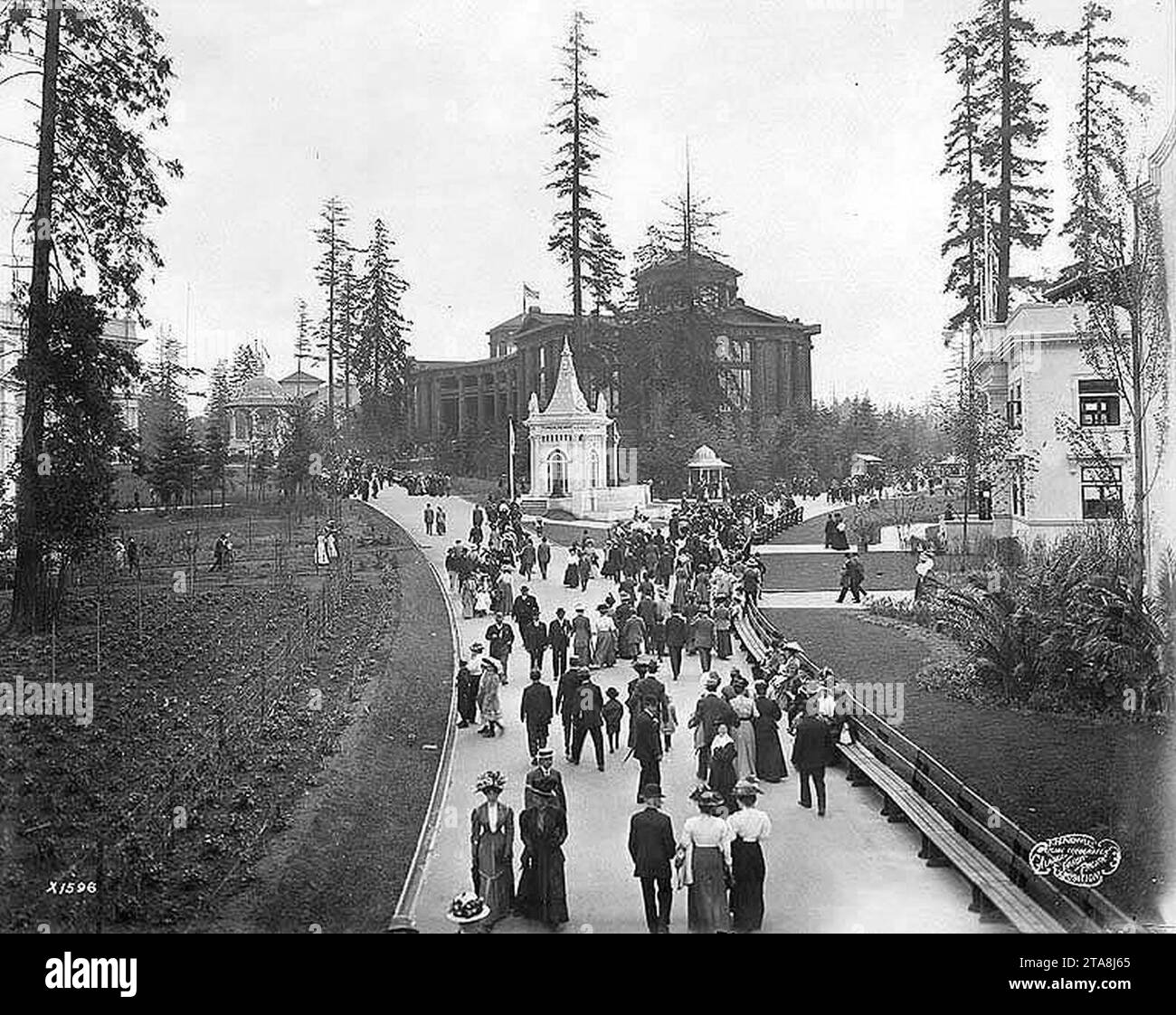 Blick auf die Pacific Avenue, Blick auf die Gebäude der Forestry und Paraffine Paint Company, Alaska Yukon Pacific Exposition Stockfoto