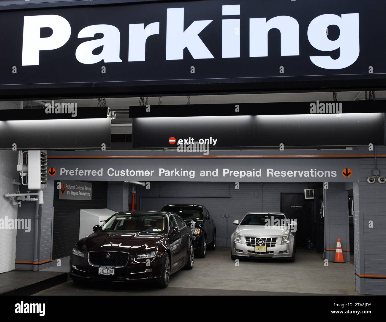 New York, USA - 24. Mai 2018: Autos in The Icon Parken in Midtown of Manhattan. Stockfoto