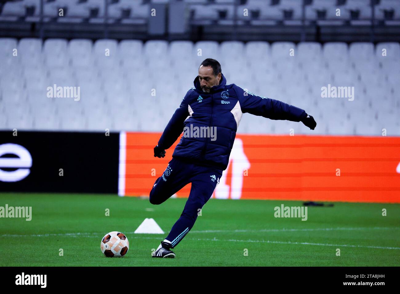 Marseille, Frankreich. November 2023. © PHOTOPQR/LA PROVENCE/SPEICH Frederic ; Marseille ; 29/11/2023 ; Fußball : UEFA Europa League Groupe B Journee 5 Entrainement des joueurs de l'Ajax d'Amsterdam au Stade Velodrome la veille de leur Match contre l'-OM John VA NOT SCHIP Trainer Ajax 29 November 2023. UEFA Europa League Ajax Amsterdam Training einen Tag vor dem Spiel gegen -OM Credit: MAXPPP/Alamy Live News Stockfoto