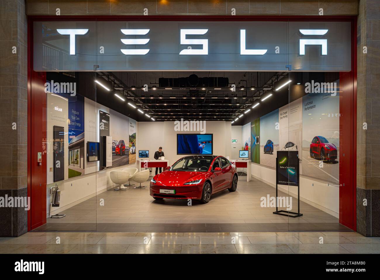 Tesla Showroom UK – Tesla Car Sales Centre in einem Einkaufszentrum in Großbritannien Stockfoto