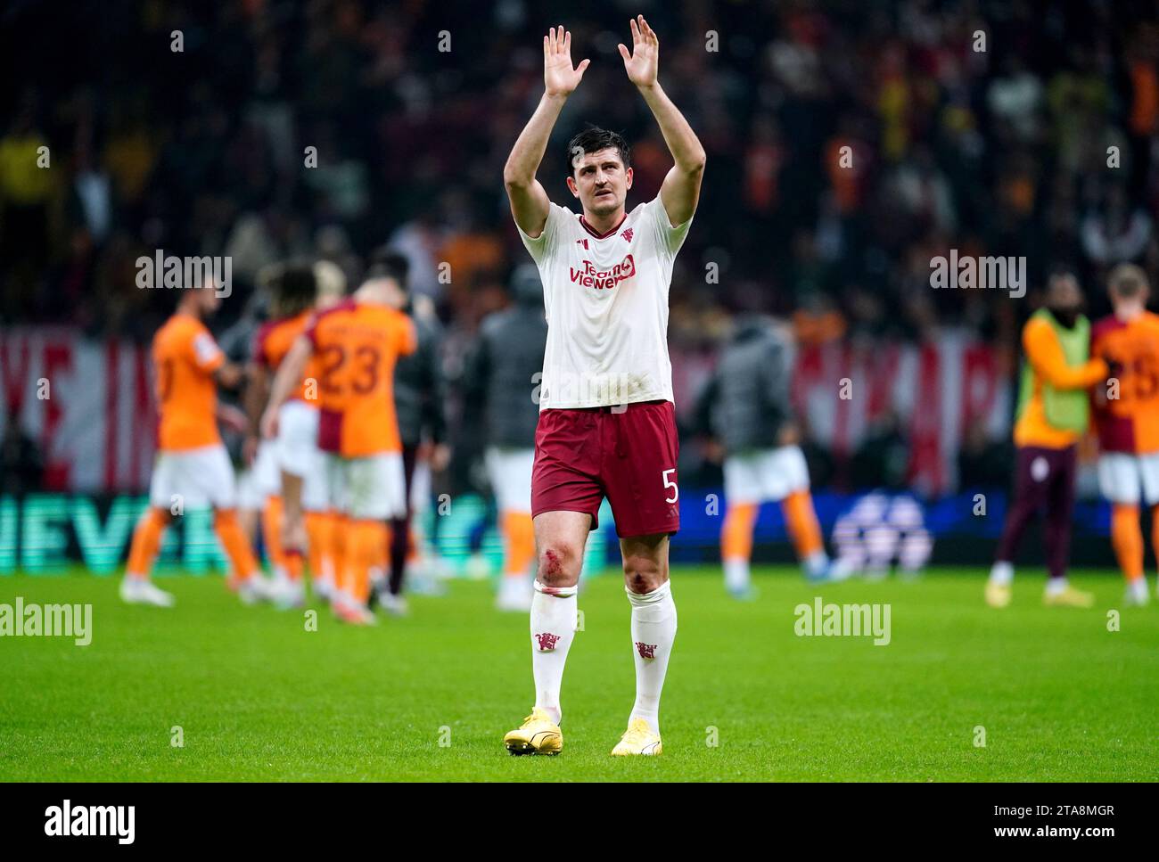 Harry Maguire von Manchester United gibt den Fans am Ende des Spiels