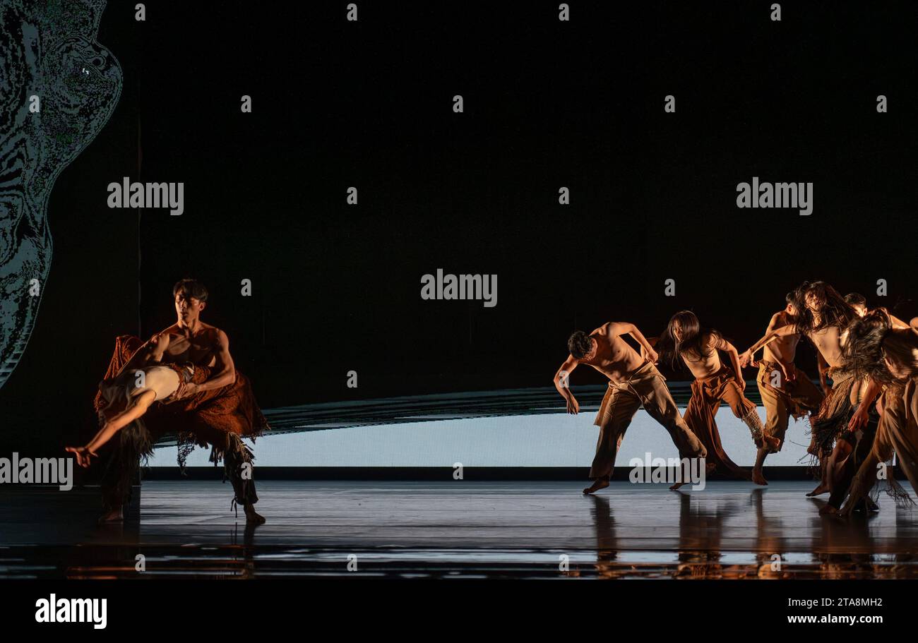 London, Großbritannien. November 2023. Cloud Gate Dance Theatre of Taiwan präsentiert Lunar Halo in Sadlers Wells vom 30. November bis 2. Dezember 2023. Der künstlerische Leiter von Cloud Gate CHENG Tsung-Lung beobachtete zuerst einen Mondhalo - einen funkelnden Ring um den Mond - am Himmel über Island, der angeblich einen drohenden Sturm voraussagen soll und auf einer tieferen Ebene eine Zeit erheblicher Veränderungen voraussagt. In Zusammenarbeit mit der isländischen Band Sigur Rós erforscht CHENG die Veränderungen, die unsere Welt prägen, insbesondere unsere zunehmende Abhängigkeit von der Kommunikation durch neue Technologien. Quelle: Malcolm Park/Alamy Live News Stockfoto