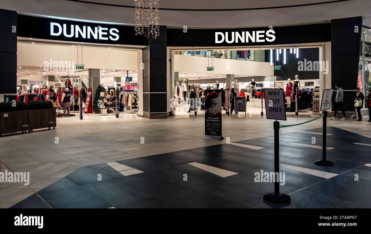 Eintritt zu einem Dunnes Stores Modegeschäft in Dublin, Irland. Mit festlicher Mode. Stockfoto