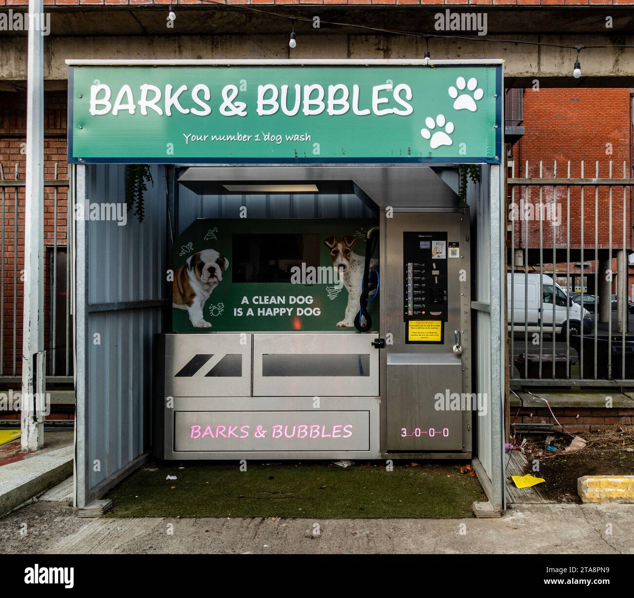 Automatische Selbstbedienungs-Hundewaschstation, Barks & Bubbles, mit einer praktischen Reinigungslösung für Haustiere in städtischen Umgebungen.“ Stockfoto