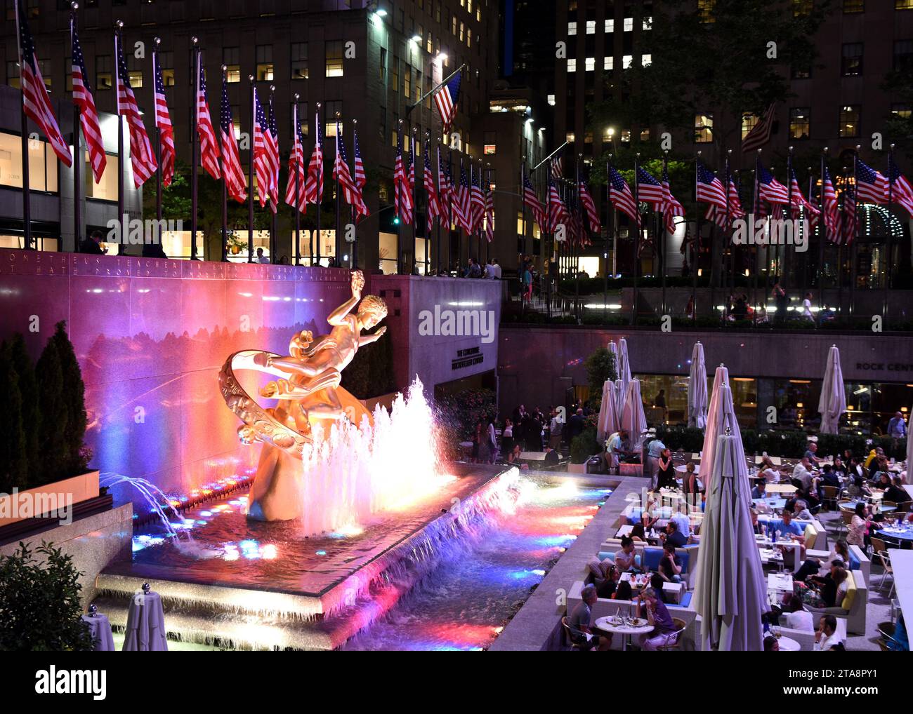 New York, USA - 25. Mai 2018: Prometheus Statue und Menschen im Café am Lower Plaza im Rockefeller Centenear in New York Stockfoto