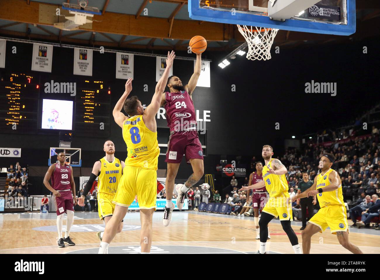 © NICOLAS GOISQUE/MAXPPP - 29.11.2023, 20h00, palais des Sports jean-michel geoffroy de dijon, Basketball Champions League, 4ème journée, jda dijon Korb - bk opava, nouveau panier pour cameron Hunt au nez et à la barbe de jan svandrlik Credit: MAXPPP/Alamy Live News Stockfoto