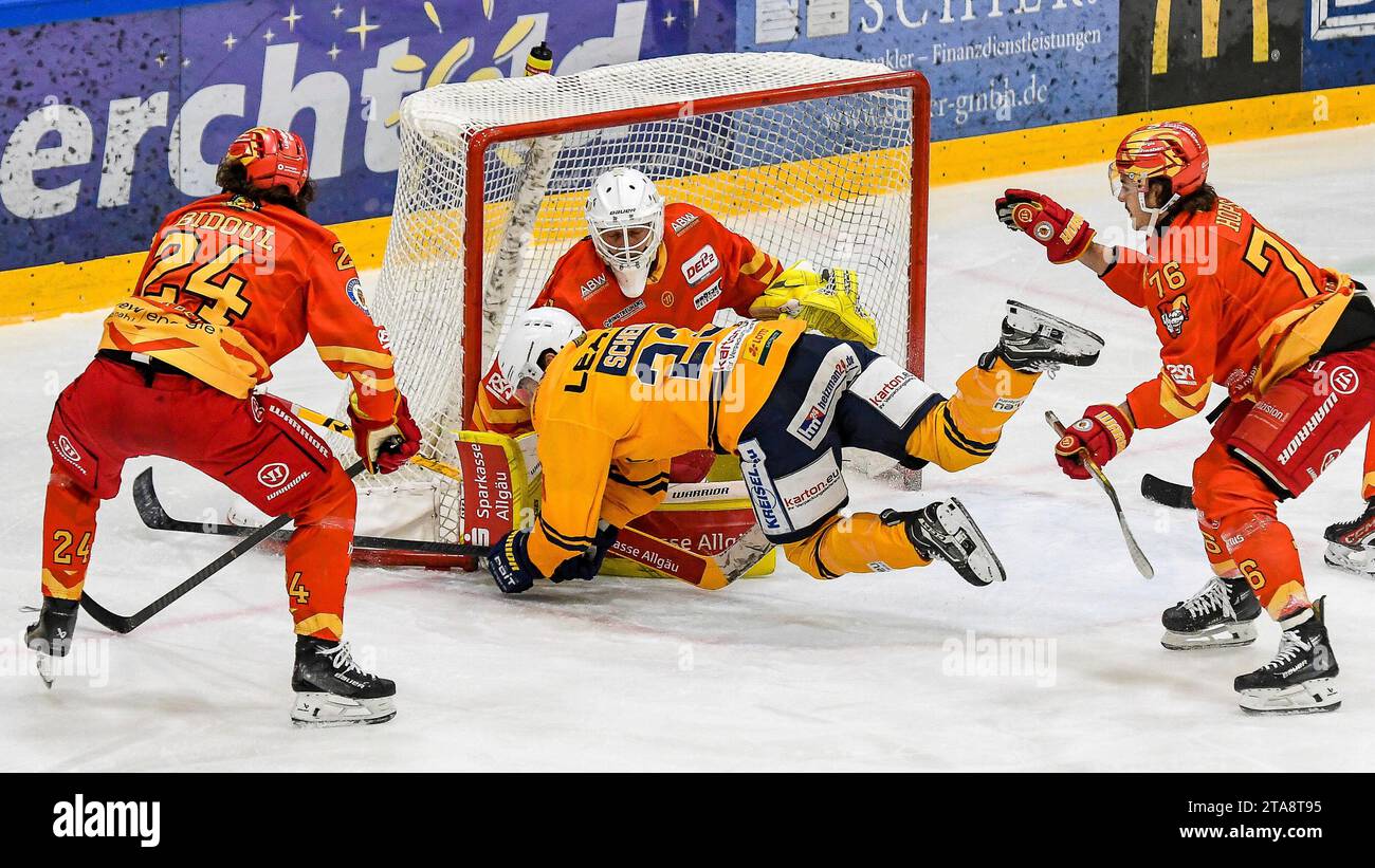 Kaufbeuren, Deutschland. November 2023. 26.11.2023, Energie schwaben Arena, Kaufbeuren, DE, DEL2, ESV Kaufbeuren vs. Lausitzer Fuechse, im Bild Philipp Bidoul (Kaufbeuren, #24), Rihards Babulis (Kaufbeuren, #31), Lane Scheidl (Lausitz, #24) #23) bekommt von Maximilian Hops (Kaufbeuren, #76) eine Flugeinlage Foto ? Nordphoto GmbH/Hafner Credit: dpa/Alamy Live News Stockfoto