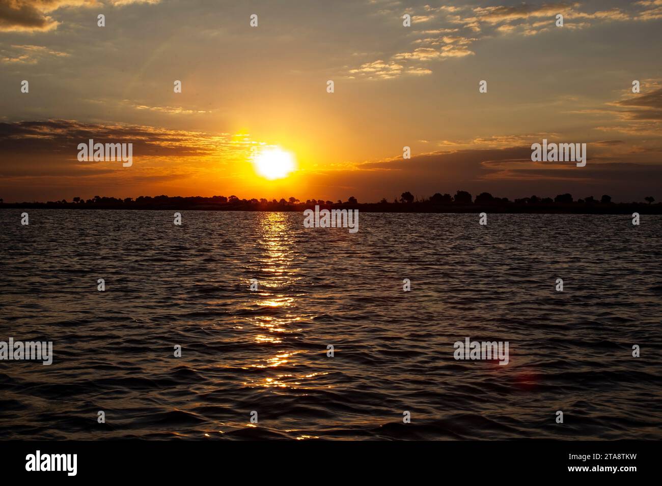 Sonnenuntergang über dem Chobe River in Botswana Stockfoto