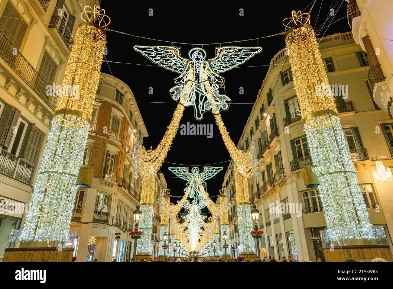 Malaga, Spanien - 25. November 2023: Engel auf weihnachtsbeleuchtung Dekoration auf der Larios Straße mit vielen Leuten, die die Show in Malaga, Andalusi, genießen Stockfoto