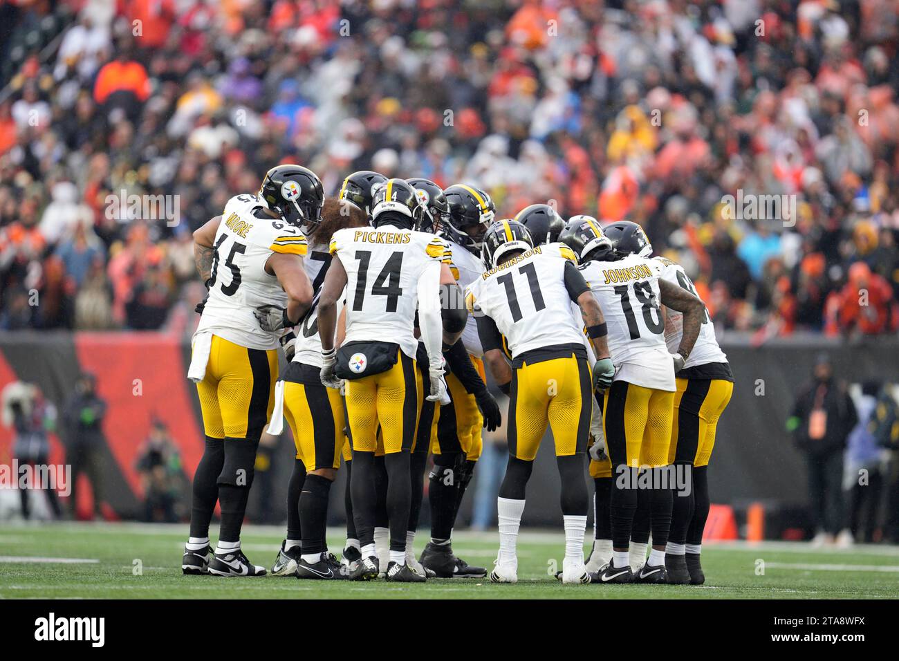 Pittsburgh Steelers players huddle during an NFL football game against the Cincinnati Bengals, Sunday, Nov. 26, 2023, in Cincinnati. (AP Photo/Jeff Dean) Stockfoto