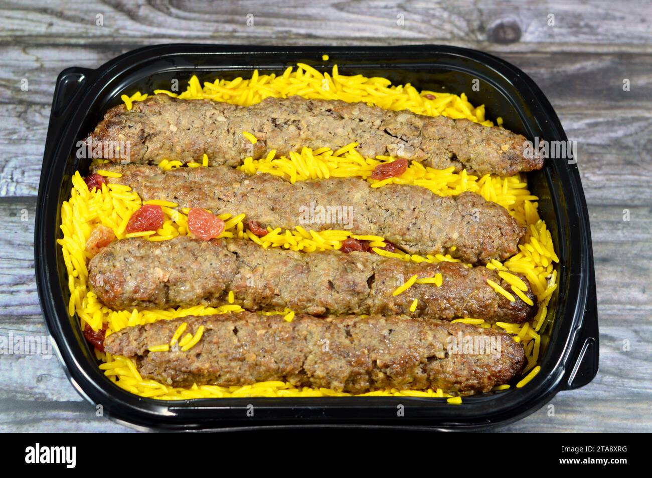 Arabische Küche, traditionelle Gerichte, Rindfleisch-Kofta, Kebab- und Tarb-Kofta-Shish, Hackfleisch mit Basmati-Reis und Rosinen, orientalisch gegrillt Stockfoto